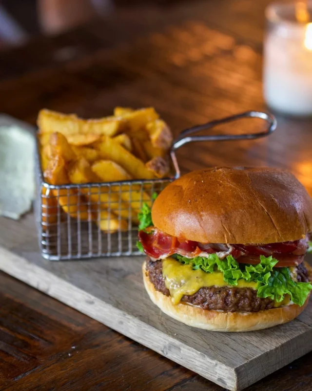 Vores burgere har fået en opgradering! 🍔 Vi har fundet den perfekte brioche-bolle og opgraderet vores bøffer til at være ekstra saftige. Kom forbi og oplev vores nye lækre burgere! 👨‍🍳